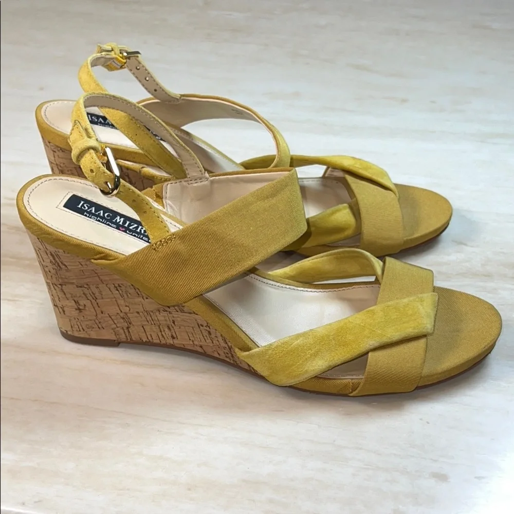 Isaac Mizrahi Mustard Wedge Sandals  size9.                               ordrA2
